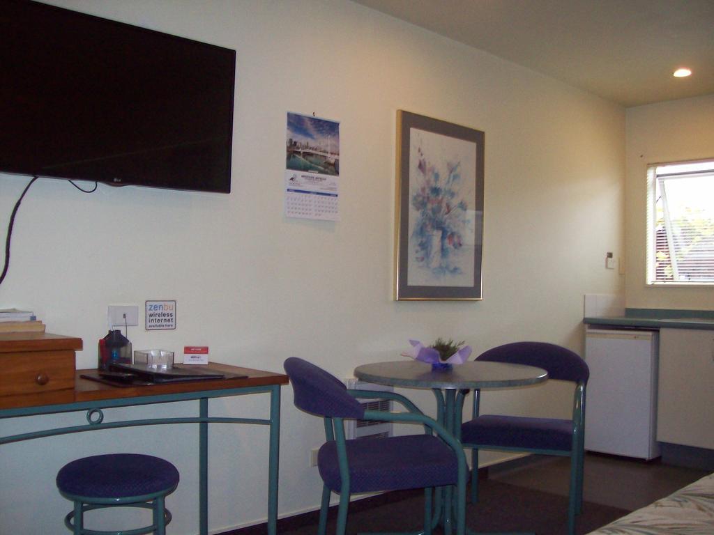 Bentons Motel Levin Room photo